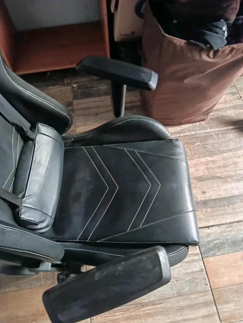 Silla gamer ergonómica negra con cojín lumbar - 3