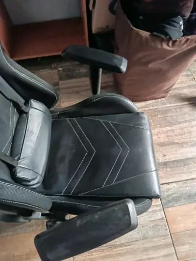 Silla gamer ergonómica negra con cojín lumbar - miniatura 3