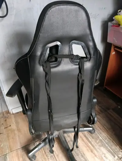 Silla gamer ergonómica negra con cojín lumbar - miniatura 4