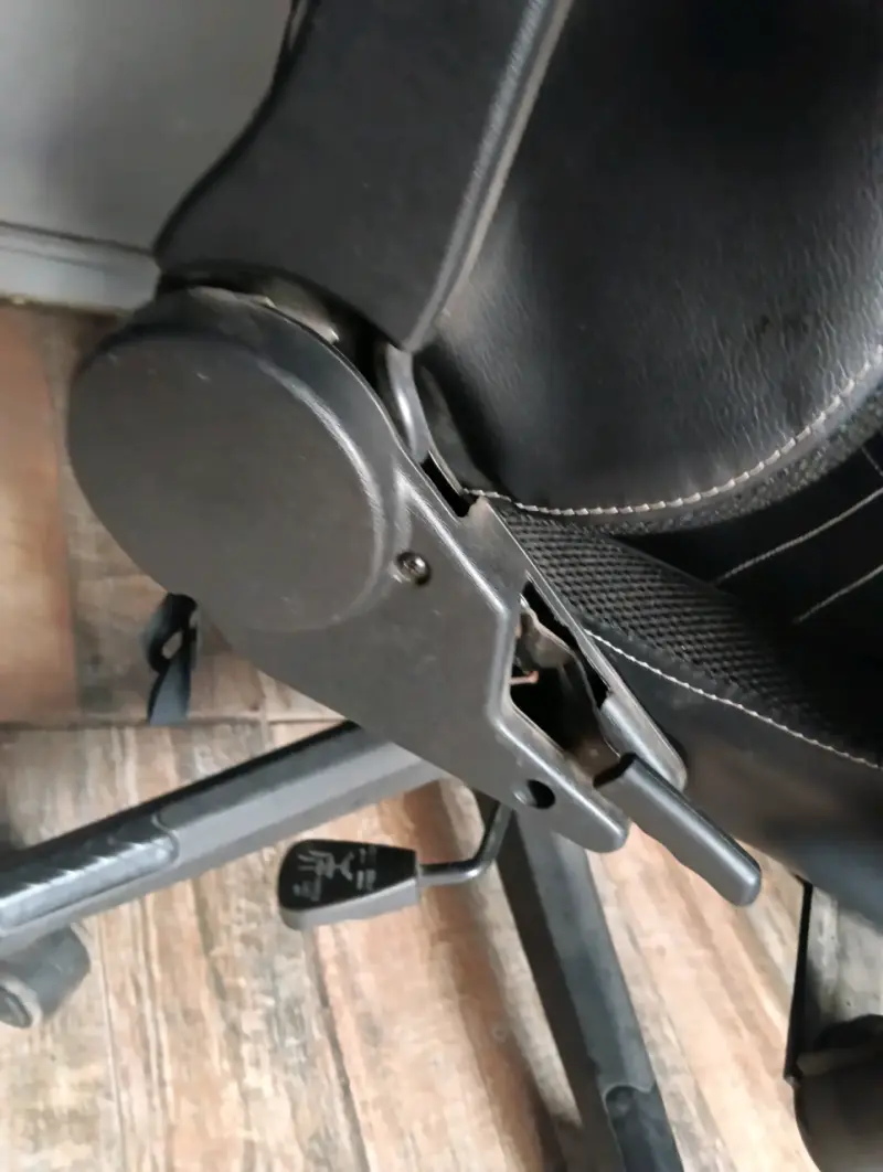 Silla gamer ergonómica negra con cojín lumbar - 5