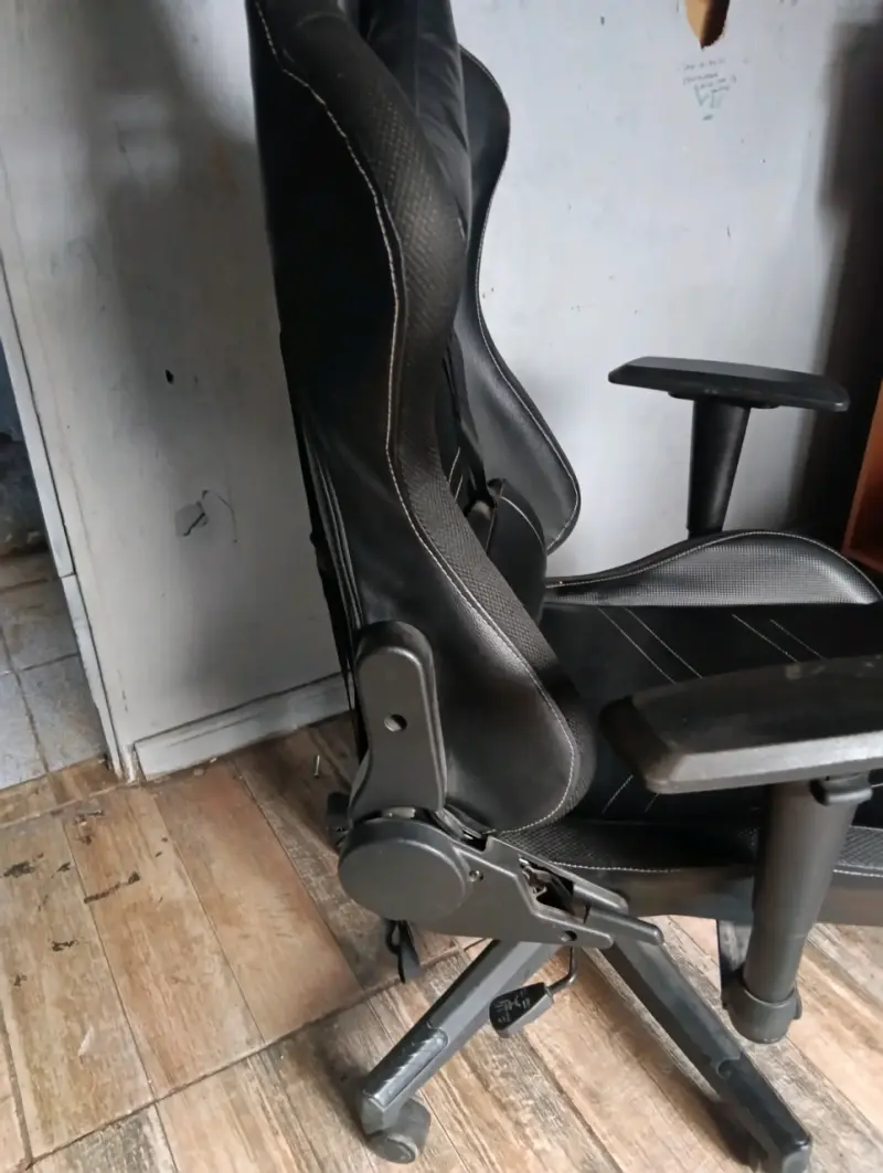 Silla gamer ergonómica negra con cojín lumbar - 6