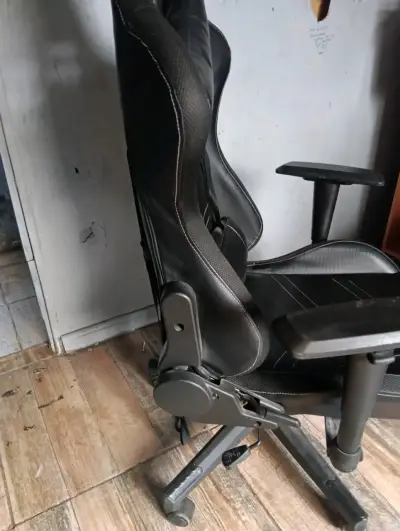 Silla gamer ergonómica negra con cojín lumbar - miniatura 6