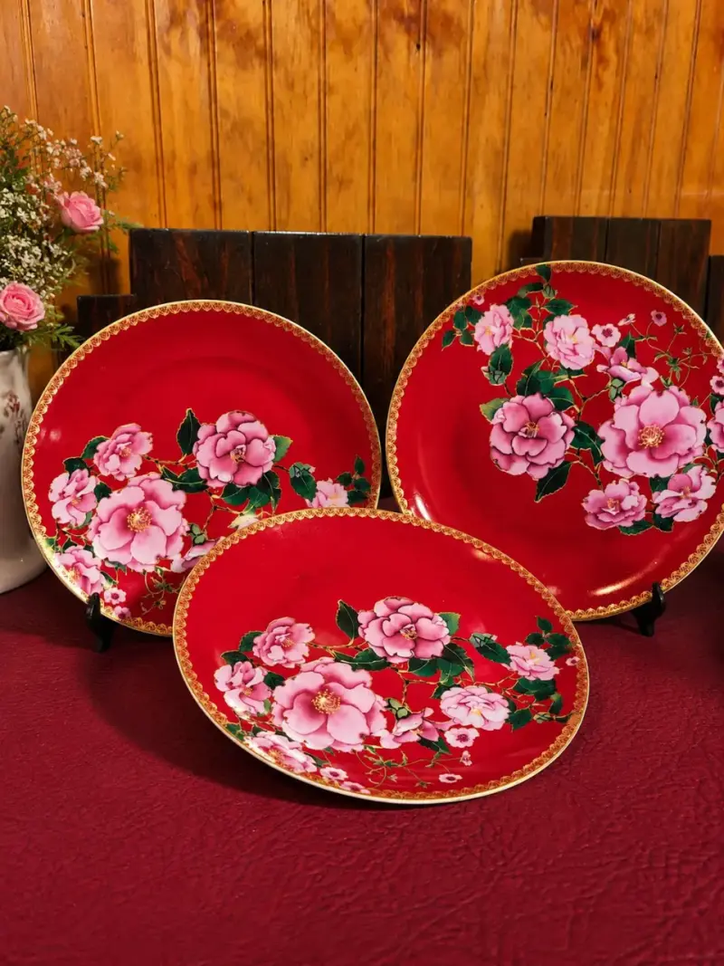 Juego de platos decorativos florales rojos