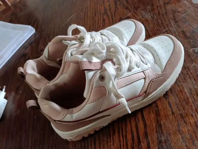 Zapatillas deportivas blancas y rosadas - 1