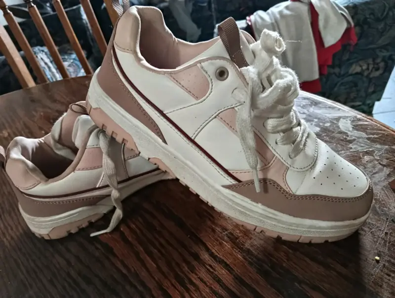 Zapatillas deportivas blancas y rosadas - 2