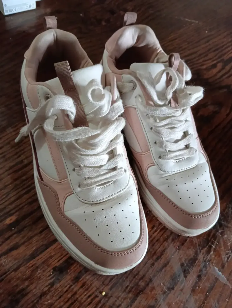 Zapatillas deportivas blancas y rosadas - 3