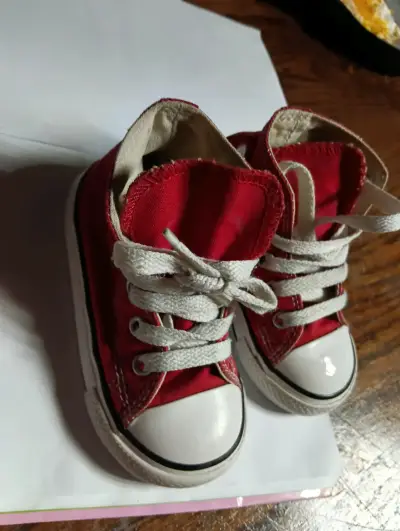 Zapatillas rojas para niños estilo botín - miniatura 1
