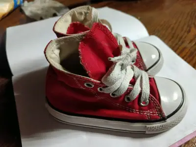 Zapatillas rojas para niños estilo botín - miniatura 2