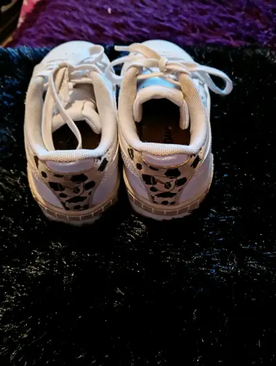 Zapatillas deportivas blancas con diseño animal print - miniatura 1
