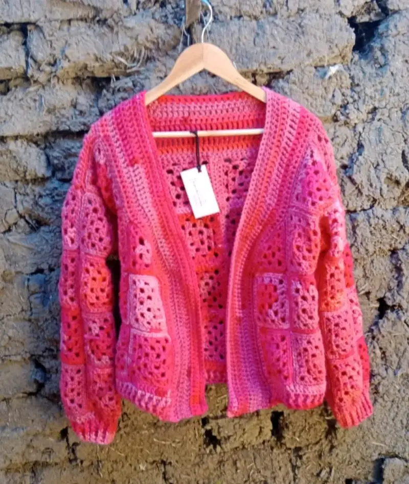 Cardigan tejido a crochet color rosa