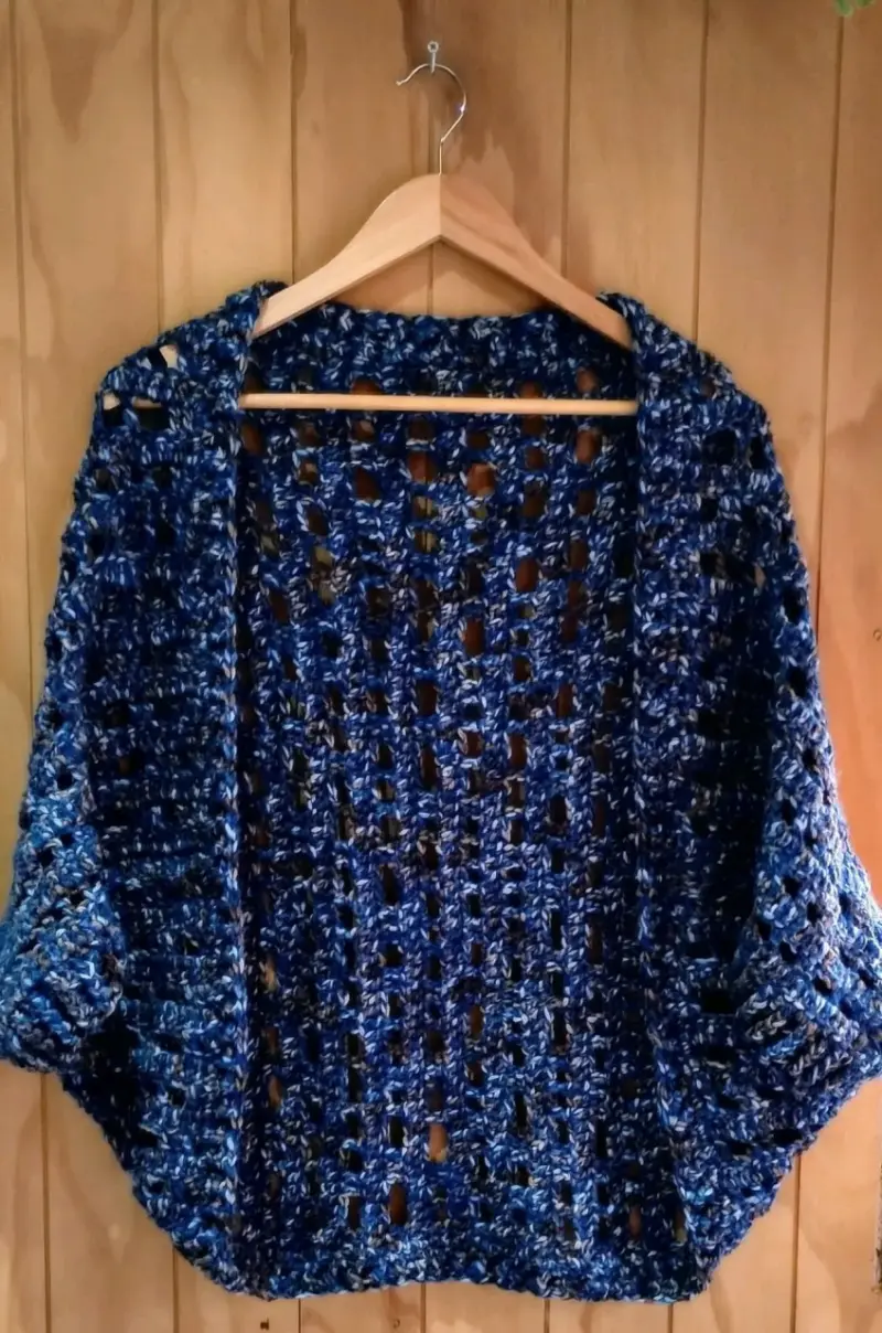 Cardigan tejido a crochet azul marino