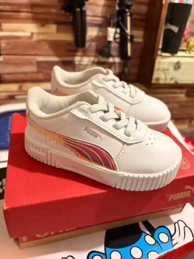 Zapatillas infantiles Puma blancas con detalles coloridos - miniatura 2