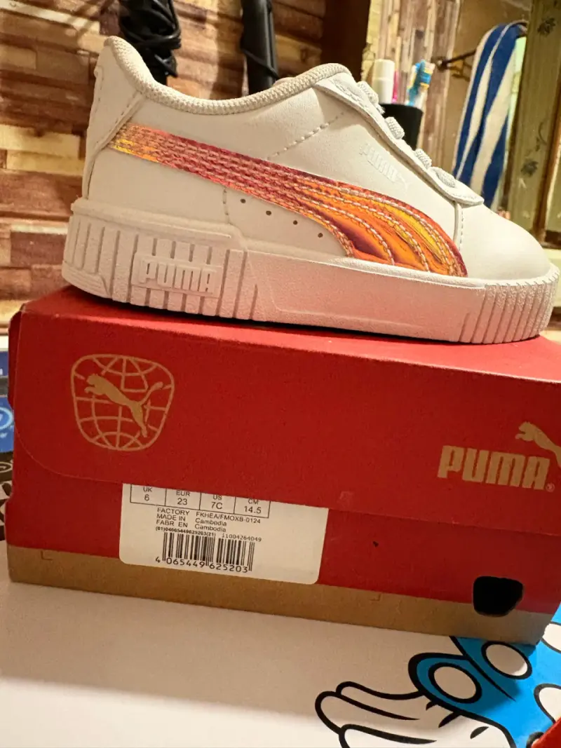 Zapatillas infantiles Puma blancas con detalles coloridos - 5