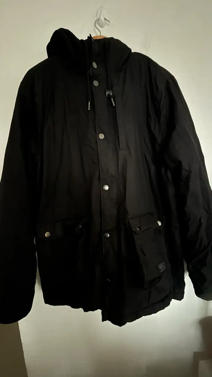 Chaqueta negra con capucha y forro térmico - 2