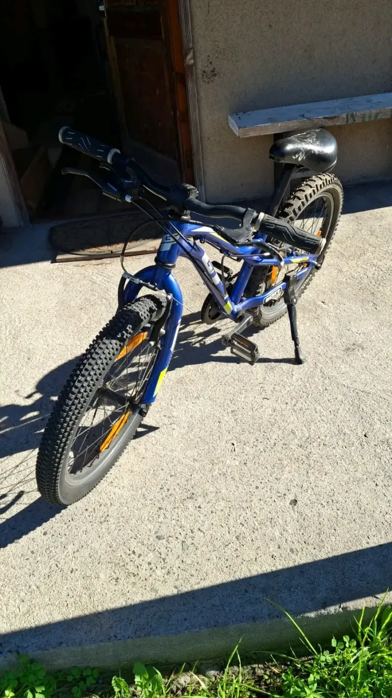 Bicicleta de montaña GT azul con suspensión - 1