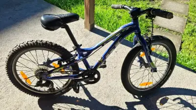 Bicicleta de montaña GT azul con suspensión - miniatura 2