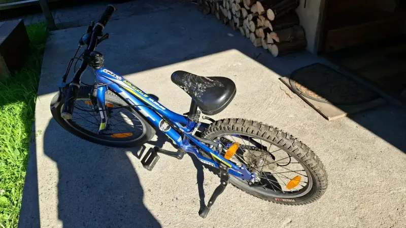 Bicicleta de montaña GT azul con suspensión - 3