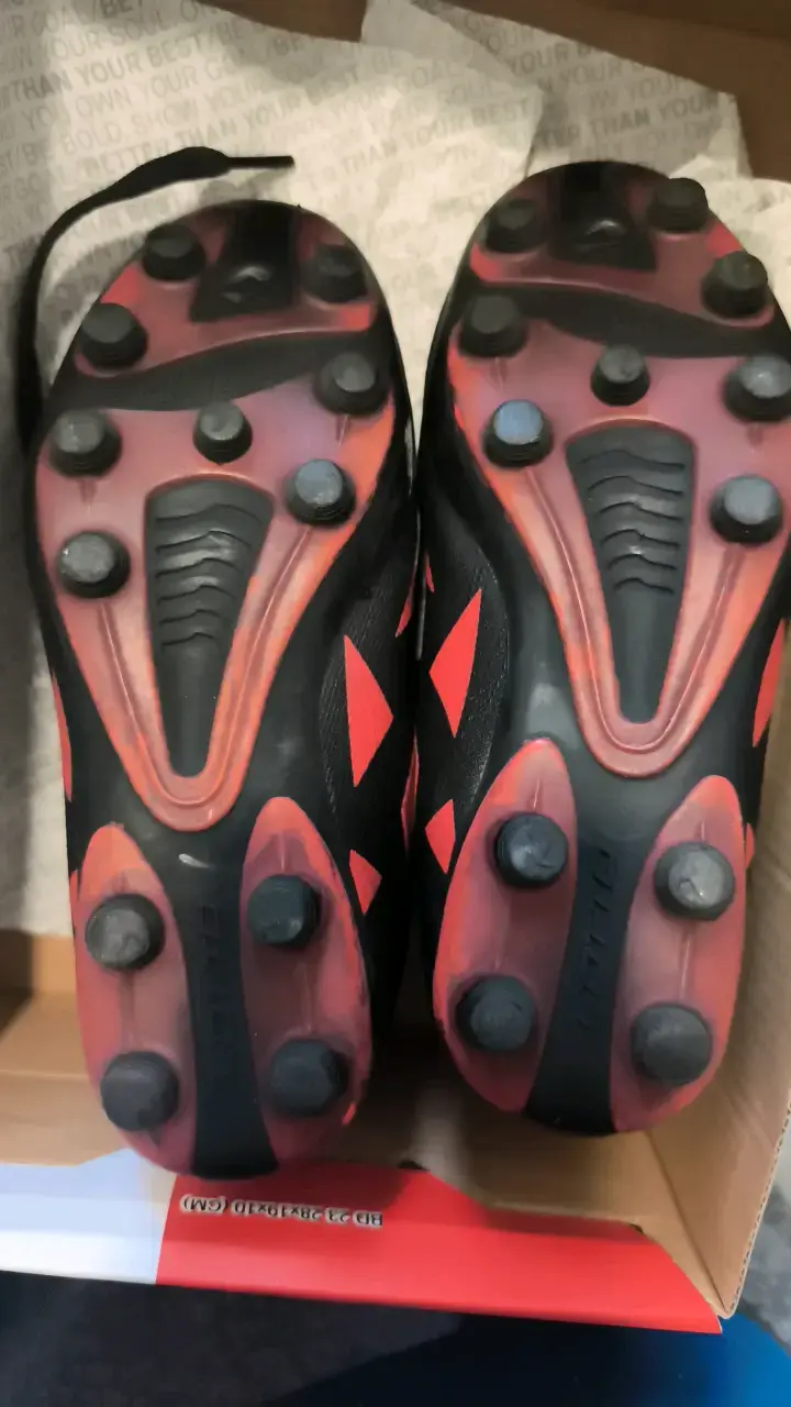 Botines de fútbol LOTTO negros y rojos - 1