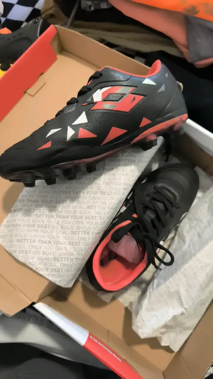Botines de fútbol LOTTO negros y rojos - 2