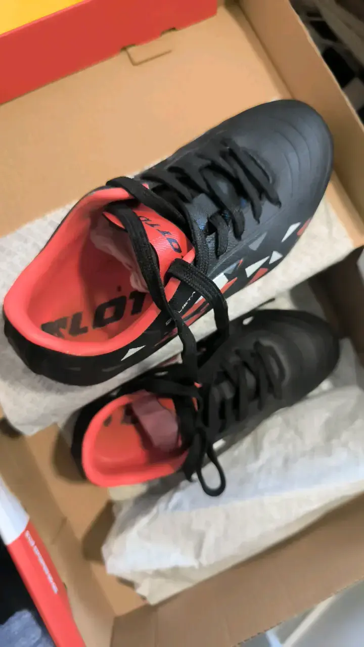 Botines de fútbol LOTTO negros y rojos - 3