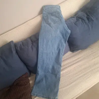 Jeans de mezclilla azul para mujer - miniatura 2