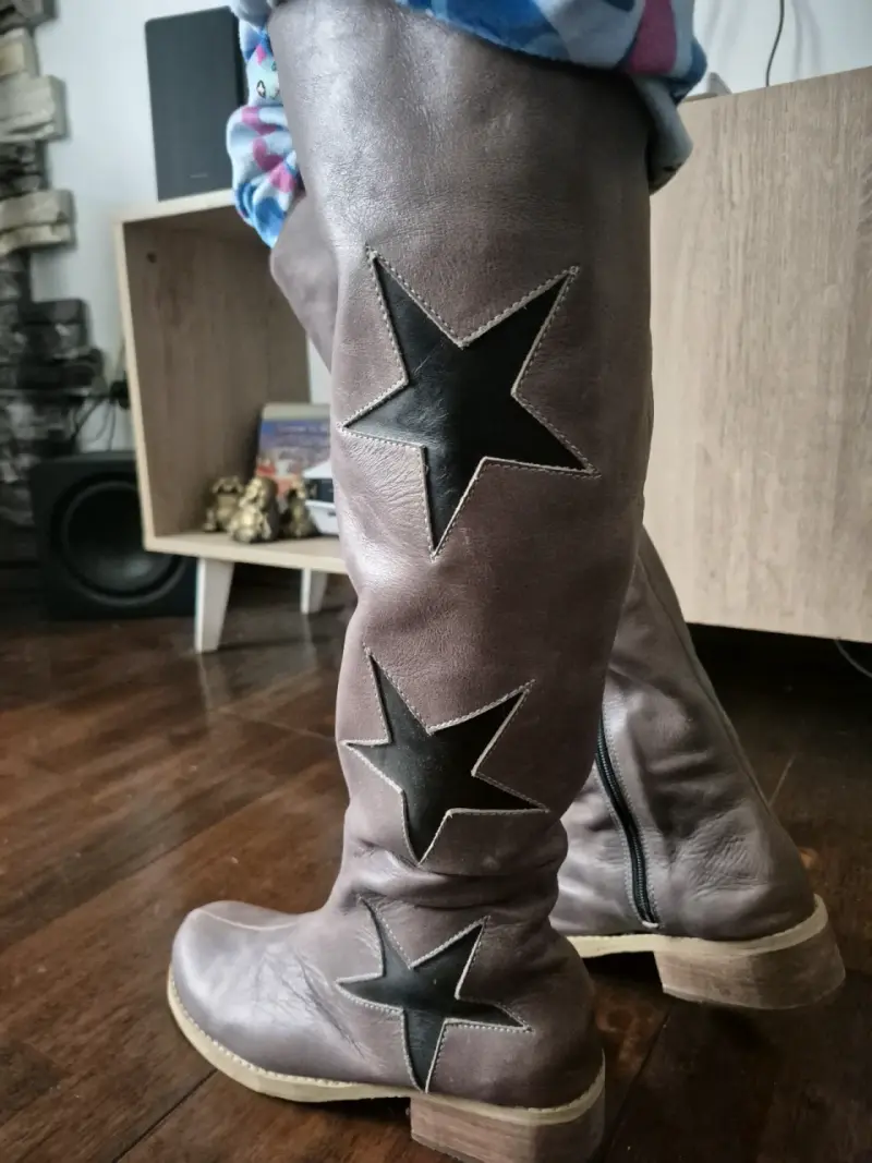 Botas largas de cuero con estrellas - 1