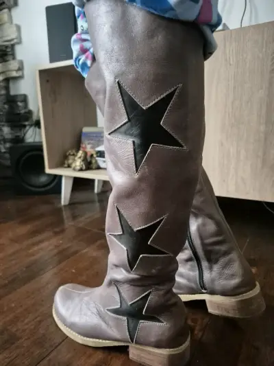 Botas largas de cuero con estrellas - miniatura 1