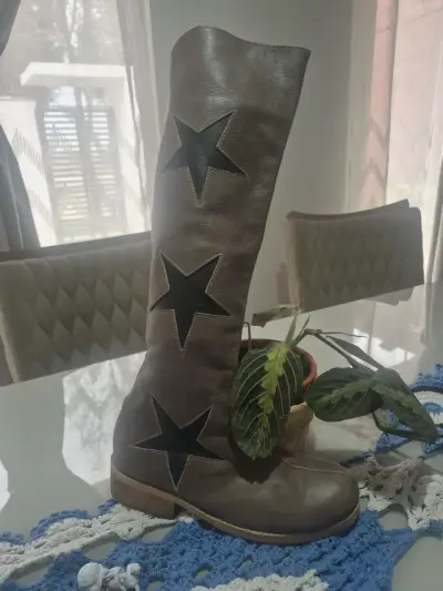 Botas largas de cuero con estrellas - miniatura 2
