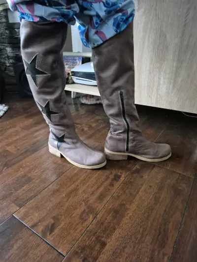 Botas largas de cuero con estrellas - miniatura 4