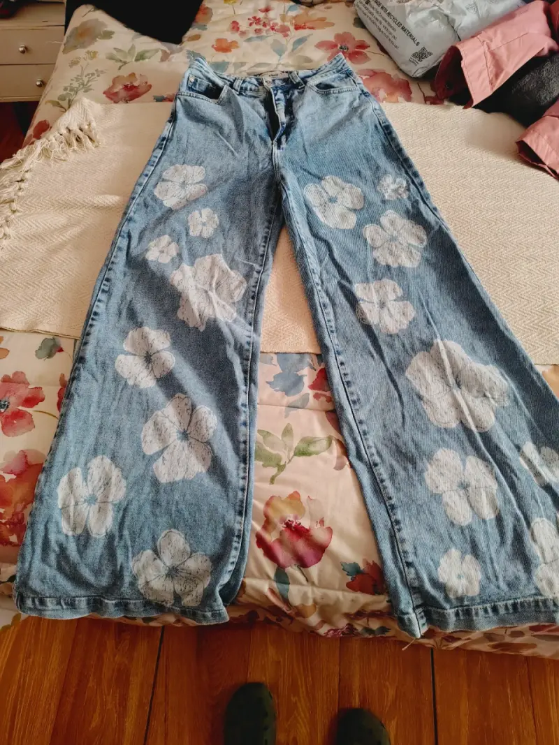 Jeans anchos con estampado floral