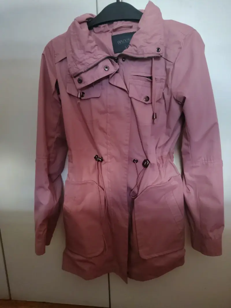 Parka rosada Wados con capucha ajustable