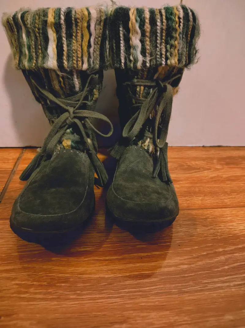 Botas de gamuza con tejido multicolor
