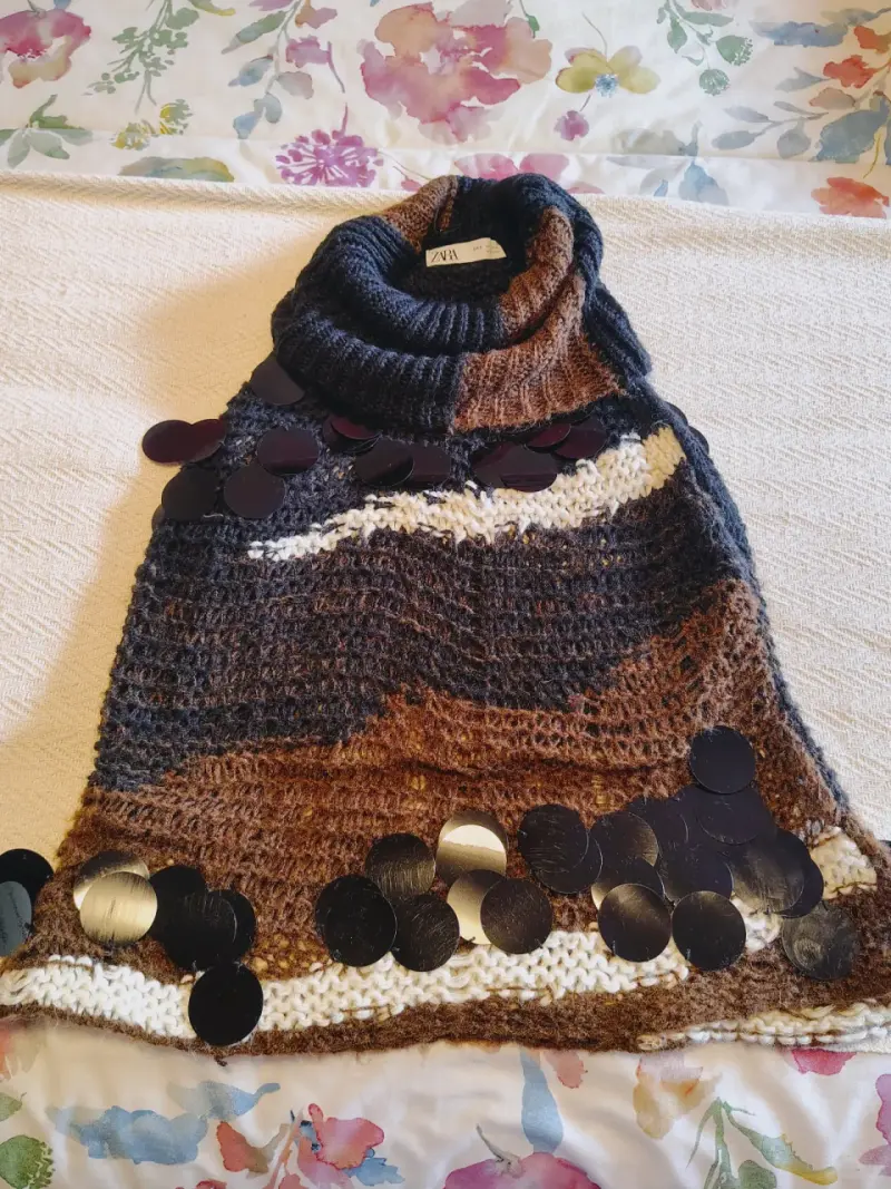 Poncho tejido con lentejuelas Zara