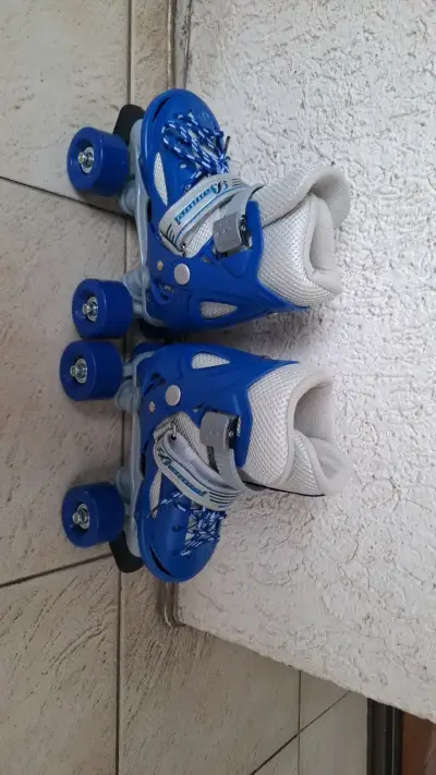 Patines de cuatro ruedas azules para niños - miniatura 1