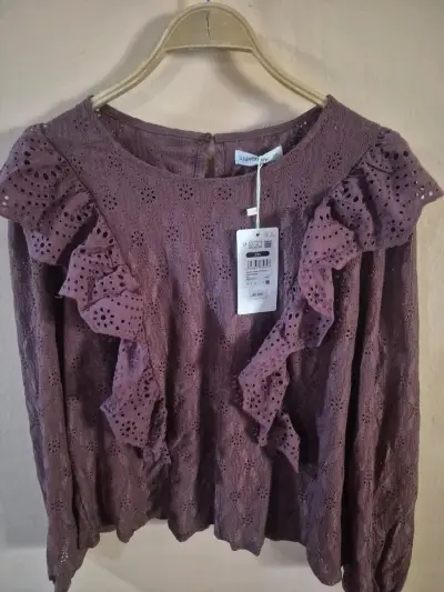 Blusa morada con volantes de encaje - miniatura 1