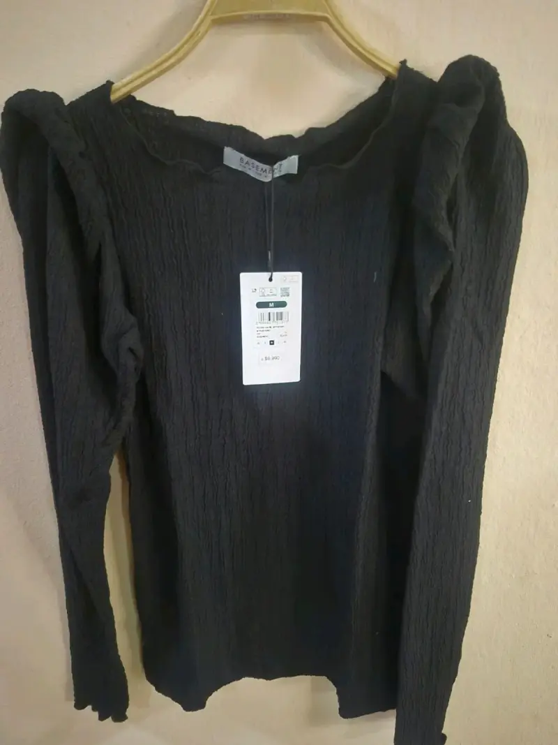 Blusa morada con volantes de encaje - 3