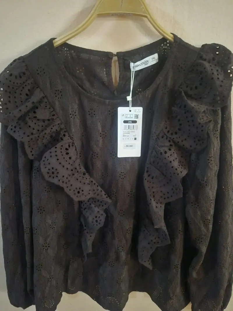 Blusa morada con volantes de encaje - 4