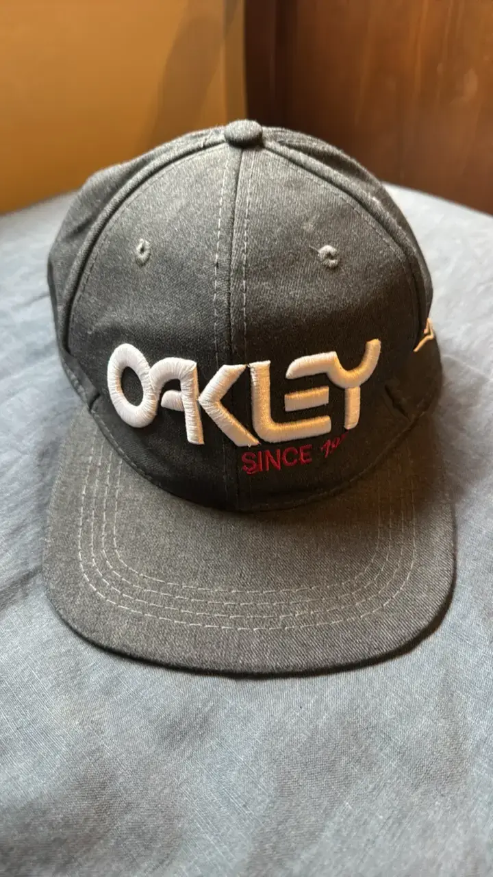 Gorro Oakley gris estilo casual - 1