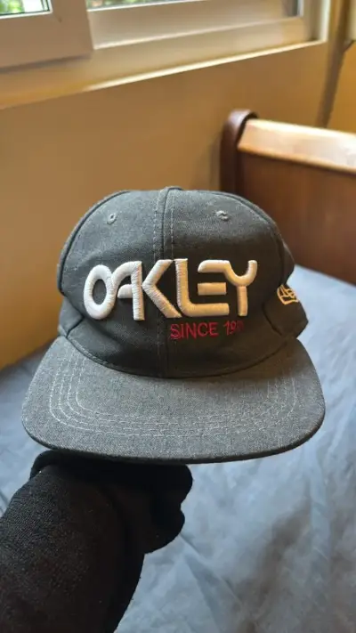 Gorro Oakley gris estilo casual - miniatura 4