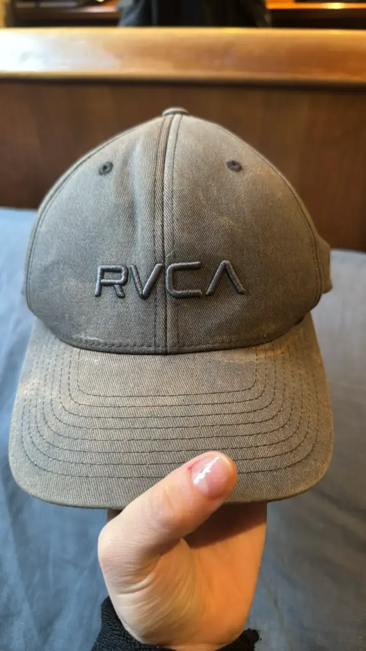 Gorra RVCA gris casual unisex - 1
