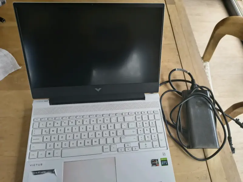 Laptop HP Victus 15 pulgadas blanca - 4