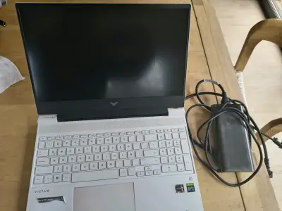 Laptop HP Victus 15 pulgadas blanca - miniatura 4