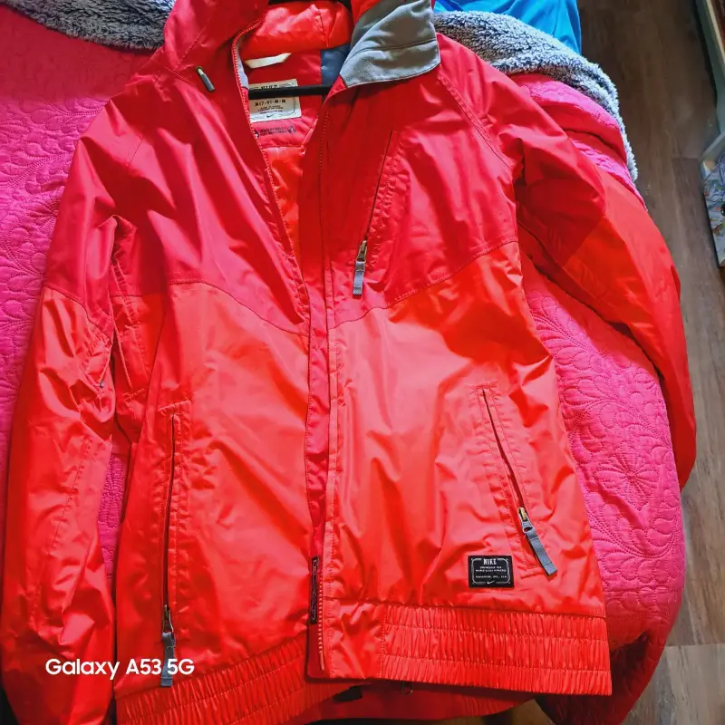 Chaqueta impermeable roja Nike para hombre
