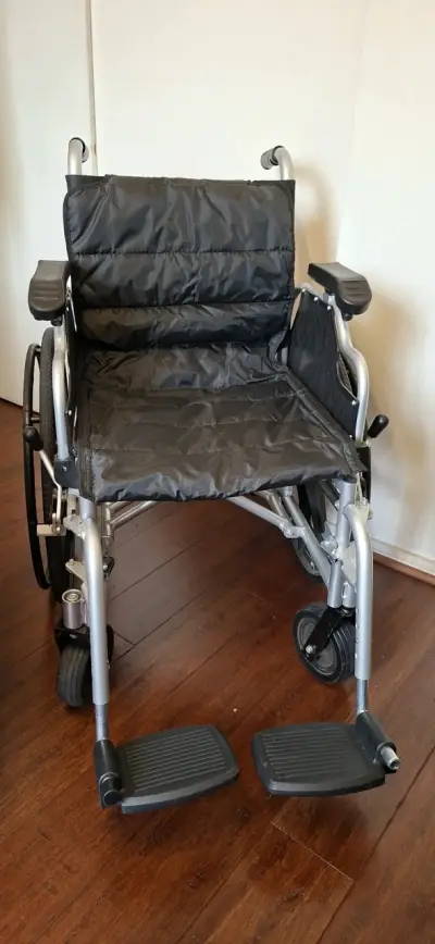Silla de ruedas alumnio plegable en buen estado - miniatura 1