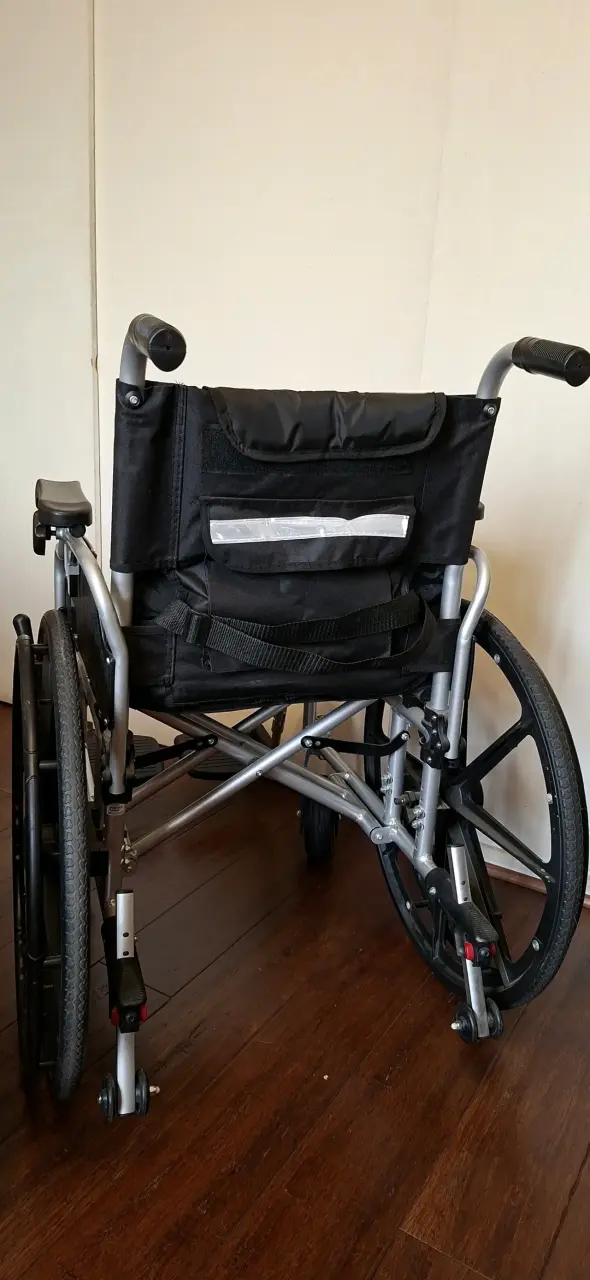 Silla de ruedas alumnio plegable en buen estado - 3