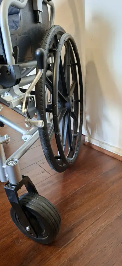 Silla de ruedas alumnio plegable en buen estado - miniatura 4