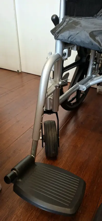 Silla de ruedas alumnio plegable en buen estado - miniatura 6