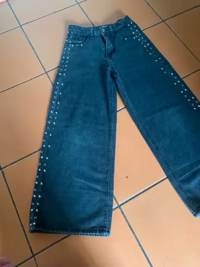 Jeans anchos con tachas decorativas para niña - miniatura 1