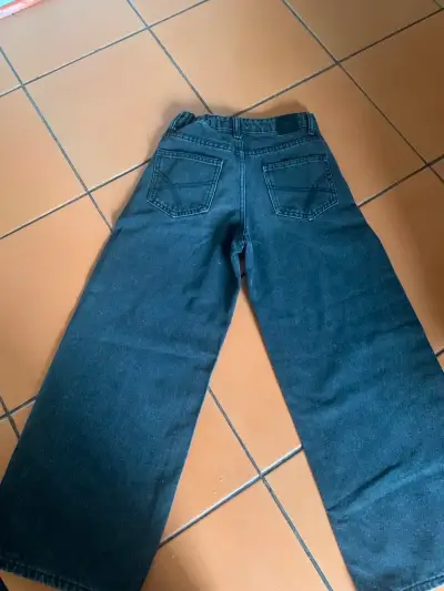 Jeans anchos con tachas decorativas para niña - miniatura 2