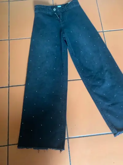 Jeans negros con detalles de perlas nuevos - miniatura 1